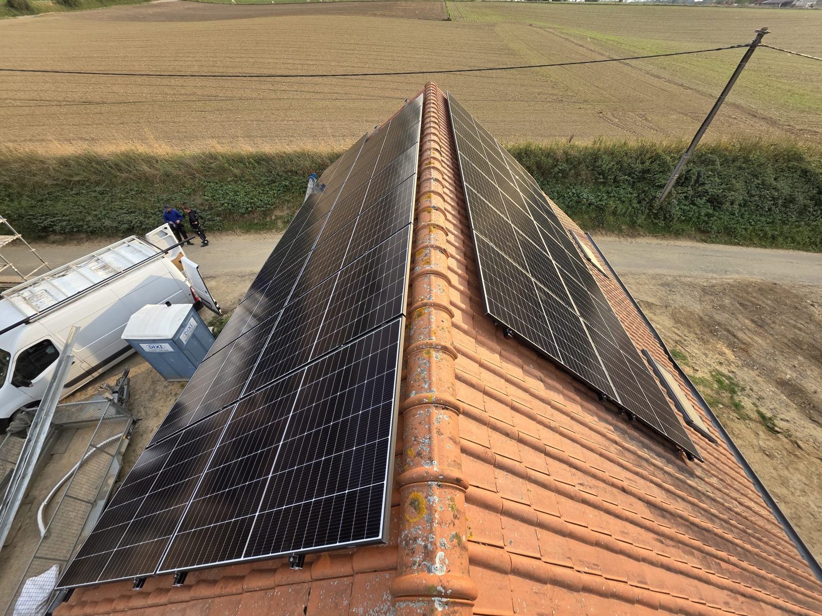 Panneaux solaires posés sur une toiture en tuiles